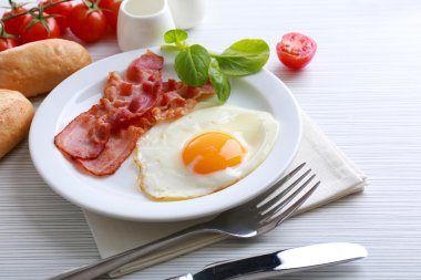 Pastırmalı yumurta renk ahşap masa arka plan üzerinde