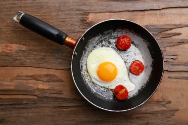 Pastırmalı yumurta rustik ahşap plakalar arka plan üzerinde