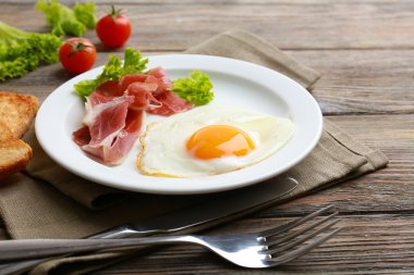 Pastırmalı yumurta rustik ahşap plakalar arka plan üzerinde