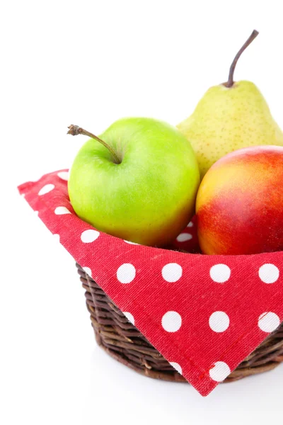 Assortiment de fruits juteux dans un panier en osier, isolé sur blanc — Photo