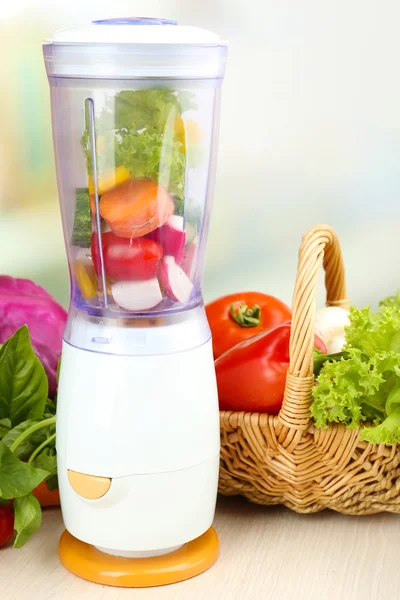 Licuadora con verduras frescas en la mesa de la cocina — Foto de Stock