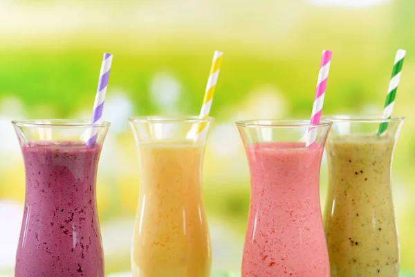 Köstliche Beerencocktails auf dem Tisch vor hellem Hintergrund — Stockfoto