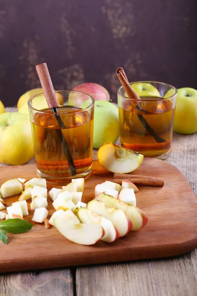 Stilleben med äppelcider och färska äpplen på träbord — Stockfoto