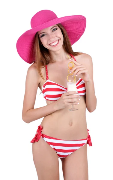 Bella giovane donna in costume da bagno con cocktail isolato su bianco — Foto Stock