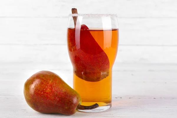 Gustosa bevanda estiva con frutta fresca, sul tavolo di legno — Foto Stock