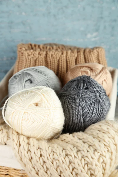 Knitting yarn in basket, on wooden background — Stock Photo, Image