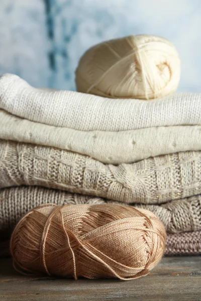 Вязание одежды и пряжи на светлом зимнем фоне — стоковое фото