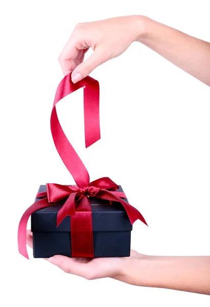 La mano de la mujer sostiene la cinta y abre la caja de regalo aislada en blanco — Foto de Stock