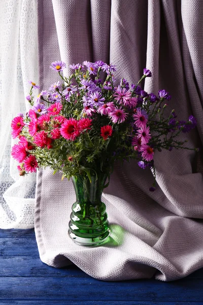 Ainda vida de belas flores em vaso — Fotografia de Stock