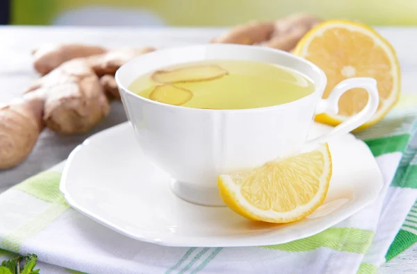 Chá de gengibre com limão na mesa close-up — Fotografia de Stock