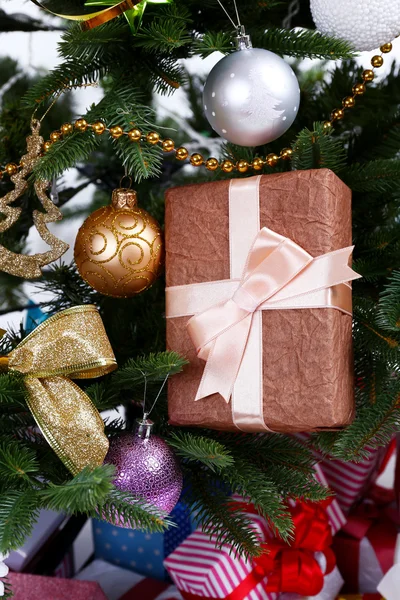 Gift box on Christmas tree closeup — Stock Photo, Image