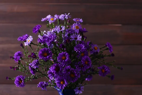 Nature morte de belles fleurs dans un vase sur fond en bois — Photo