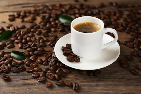 Kopp kaffe på träbord — Stockfoto