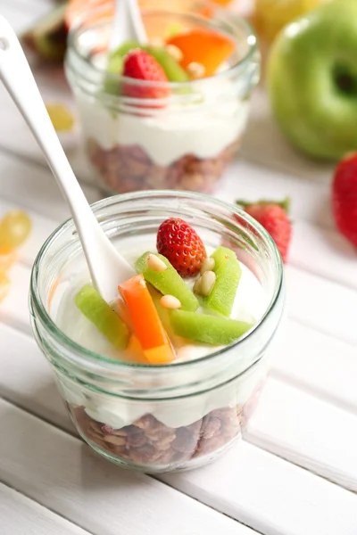 Postre saludable con muesli y frutas en la mesa —  Fotos de Stock
