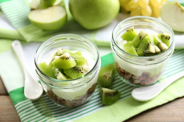 Postre saludable con muesli y frutas en la mesa —  Fotos de Stock