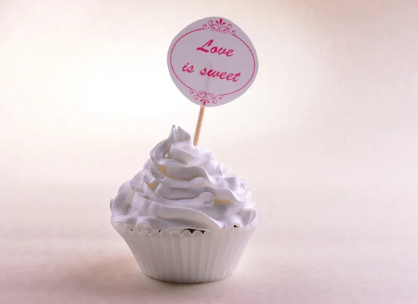 Läckra cupcake med inskription på bordet på beige bakgrund — Stockfoto