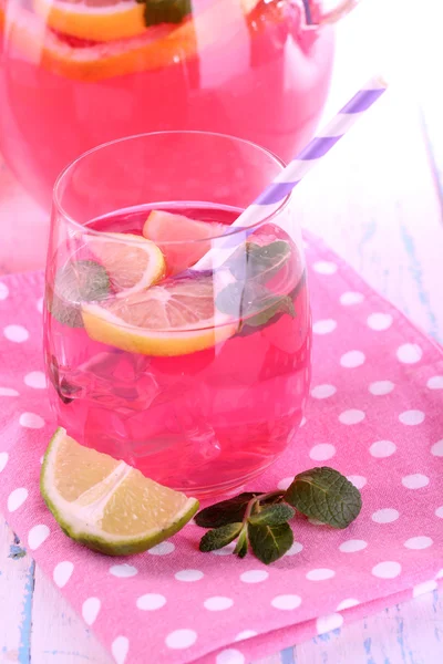 Rosa Limonade im Glas — Stockfoto