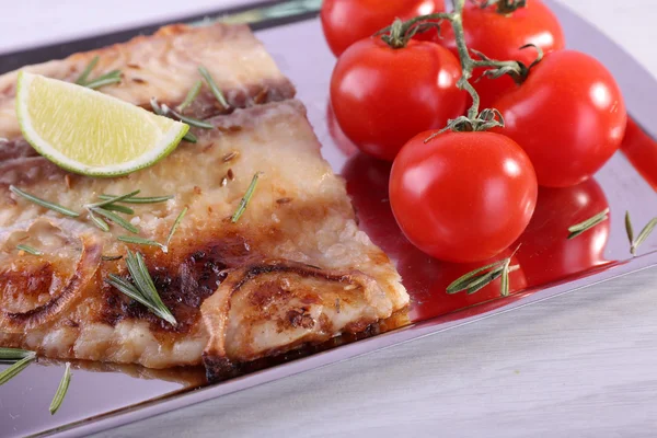 Fat med Pangasius filé med rosmarin och lime på metall bricka och färg träbord bakgrund — Stockfoto