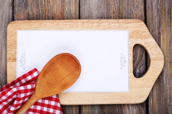 Tabla de cortar con hoja de menú de papel sobre fondo rústico tablones de madera — Foto de Stock