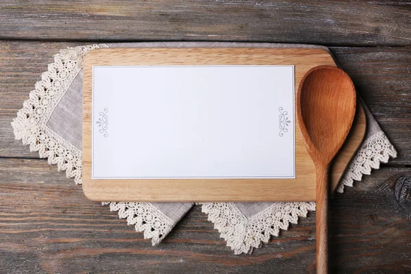 Planche à découper avec feuille de menu de papier sur fond de planches rustiques en bois — Photo