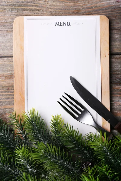 Tablero de menú con decoración de Navidad sobre fondo de tablones de madera — Foto de Stock