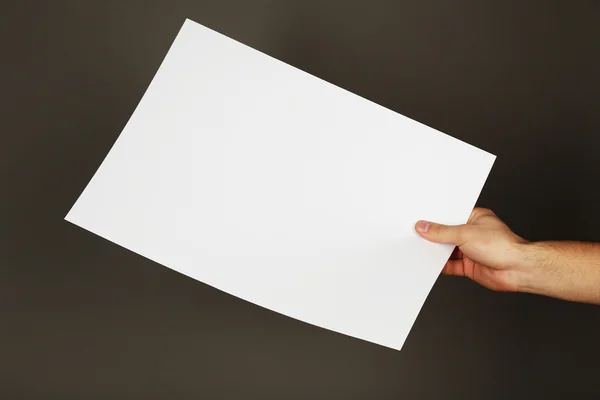 Blanco papier in mannenhand — Stockfoto