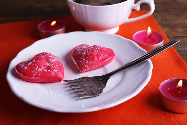 Soubory cookie v podobě srdce v desce s šálkem kávy a svíčky na ubrousek, na pozadí rustikální Dřevěná prkna — Stock fotografie