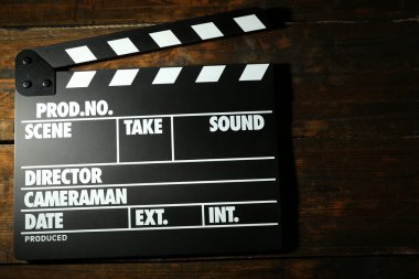 Tahta arka planda film alkışlaması