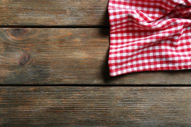 Tahta masadaki peçete.