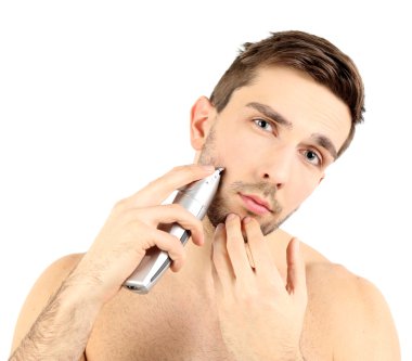 Yakışıklı genç adam beyaz izole sakalını tıraş