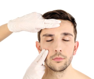 Doktor genç adam beyaz izole inceliyor