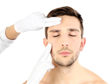 Doktor genç adam beyaz izole inceliyor