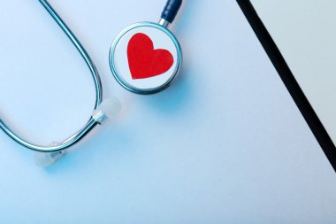 Stetoskop ile kalp yakın çekim