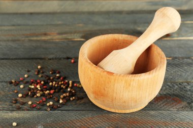 Ahşap zemin üzerine harç içinde biber karışımı