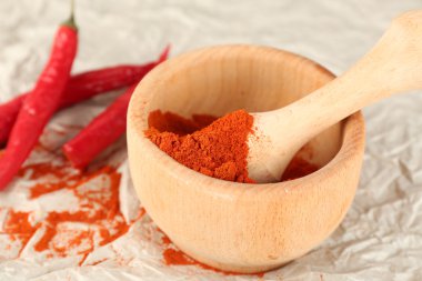 Toz kırmızı biber biber tablo ile harç içinde yakın çekim