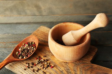 Ahşap zemin üzerine harç içinde biber karışımı