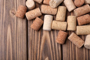 şarap mantarları ahşap arka planda