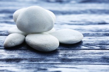 Tahta arka planda spa taşları