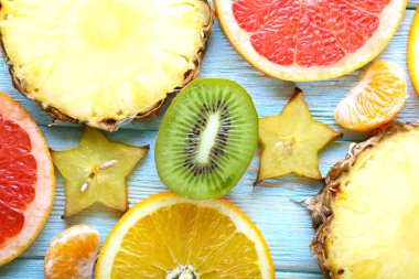 Meyveler masanın üstünde, dilimlenmiş yakın çekim