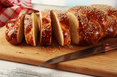 Parlak arka plan üzerinde kesme tahtası üzerinde taze topuz dilimlenmiş