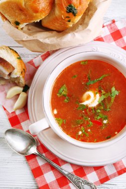 Ukraynalı pancar çorbası - pancar çorbası, peçete, ahşap arka plan üzerinde üzerinde