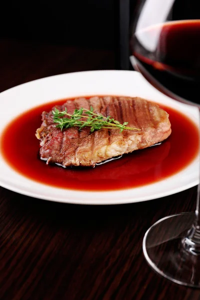 Gegrilde steak in wijnsaus — Stockfoto