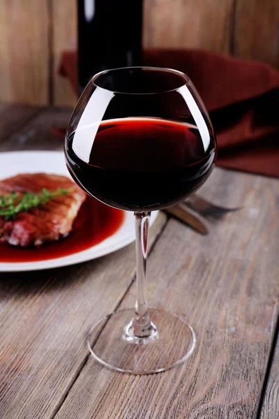 Grilled steak in wine sauce — Stock Photo, Image