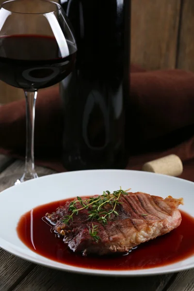 Bife grelhado em molho de vinho — Fotografia de Stock