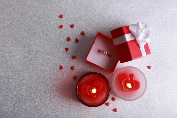 Regalo romántico con velas, concepto de amor — Foto de Stock