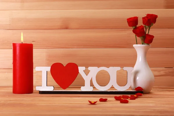 Regalo romantico con candele, concetto d'amore — Foto Stock