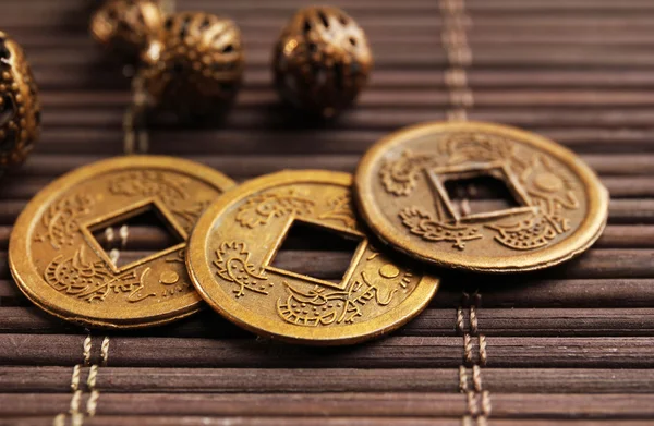 Feng shui monet na stole — Zdjęcie stockowe