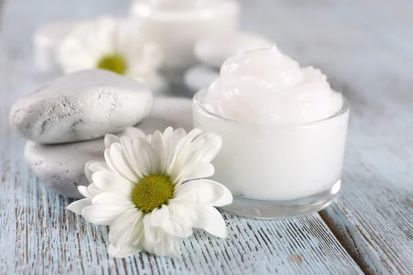 Creme cosmético com flores — Fotografia de Stock