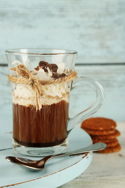 Xícara de café com creme e biscoitos em fundo de madeira — Fotografia de Stock