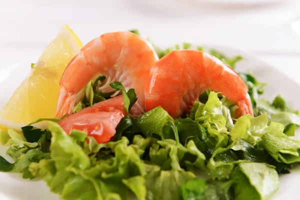 Frutos do mar saborosos no prato na mesa close-up — Fotografia de Stock